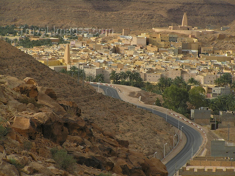 algeria71: Algeria / Algerie - M'zab plateau - Ghardaïa wilaya: main road to Ghardaia - photo by J.Kaman - route principale pour Ghardaia - (c) Travel-Images.com - Stock Photography agency - Image Bank