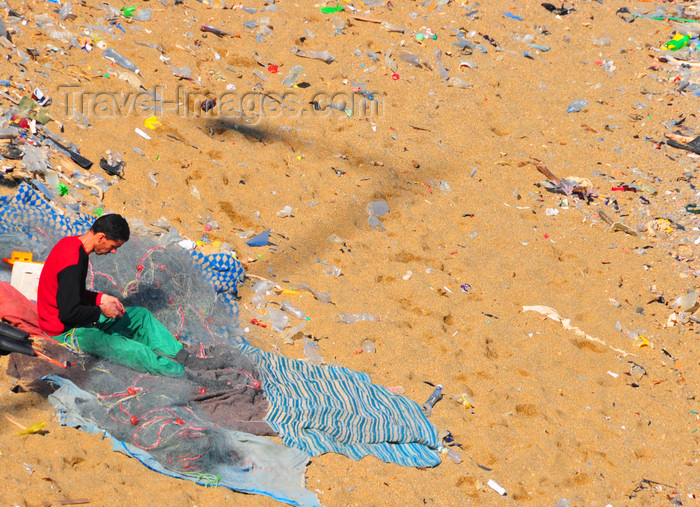 algeria711: Algiers / Alger - Algeria / Algérie: a fisherman mends fishing nets - Rmila beach - Bab El Oued | rapièceur de filets de pêche - réparation des filets de pêche - plage Rmila / Nelson - Bab-el-Oued - photo by M.Torres - (c) Travel-Images.com - Stock Photography agency - Image Bank