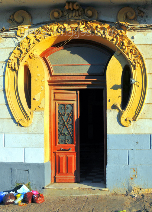 algeria716: Algiers / Alger - Algeria / Algérie: art deco entrance - Boulevard Abderrahmane Taleb - Bab El Oued | entrée de bâtiment de style Art déco - Bd Abderrahmane Taleb - Bab-el-Oued - photo by M.Torres - (c) Travel-Images.com - Stock Photography agency - Image Bank