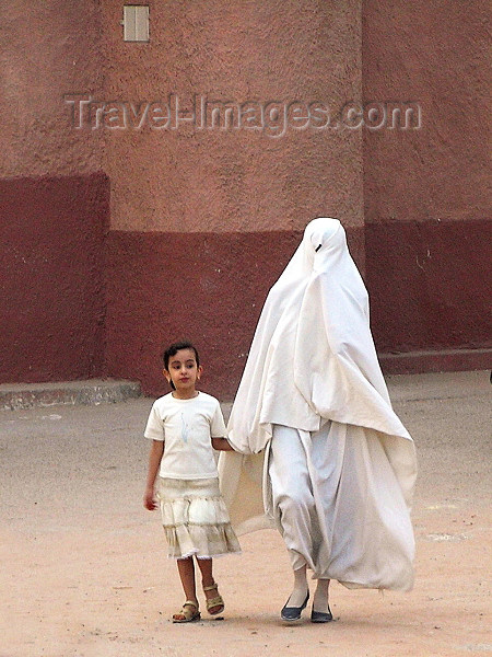 algeria72: Algeria / Algerie - M'zab - Ghardaïa wilaya: woman and girl - photo by J.Kaman - femme et fille - (c) Travel-Images.com - Stock Photography agency - Image Bank