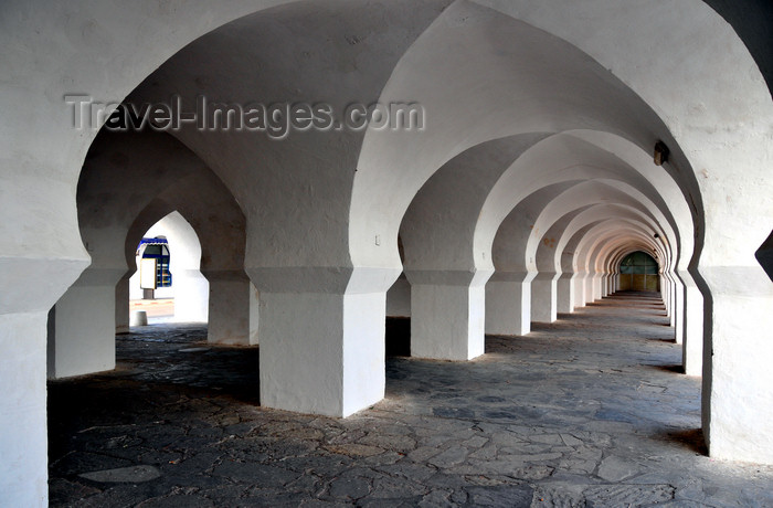 algeria733: Sidi Fredj  / Sidi-Ferruch - Alger wilaya - Algeria / Algérie: vaulted arcades under El Manar Hotel | arcades sous l'hôtel de El Manar - voûte - photo by M.Torres - (c) Travel-Images.com - Stock Photography agency - Image Bank