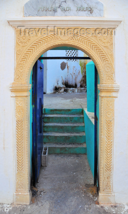 algeria735: Sidi Fredj  / Sidi-Ferruch - Alger wilaya - Algeria / Algérie: Turkish style door frame - tomb of the Marabout | Encadrement de porte à la turque - tombeau du Marabout Sidi Frejd - photo by M.Torres - (c) Travel-Images.com - Stock Photography agency - Image Bank