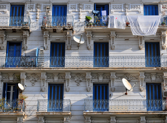 algeria737: Algiers / Alger - Algeria / Algérie: white and blue façade with drying linen and satellite dishes - 'Algiers the White" - Pasteur av. | façade blanc et bleu avec antennes paraboliques et séchage du linge - 'Alger la Blanche' - avenue Pasteur - photo by M.Torres - (c) Travel-Images.com - Stock Photography agency - Image Bank