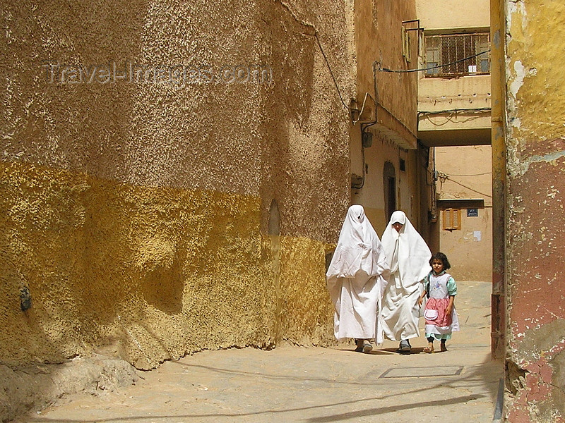 algeria80: Algeria / Algerie - M'zab - Ghardaïa wilaya: covered women - photo by J.Kaman - femmes couvertes - (c) Travel-Images.com - Stock Photography agency - Image Bank