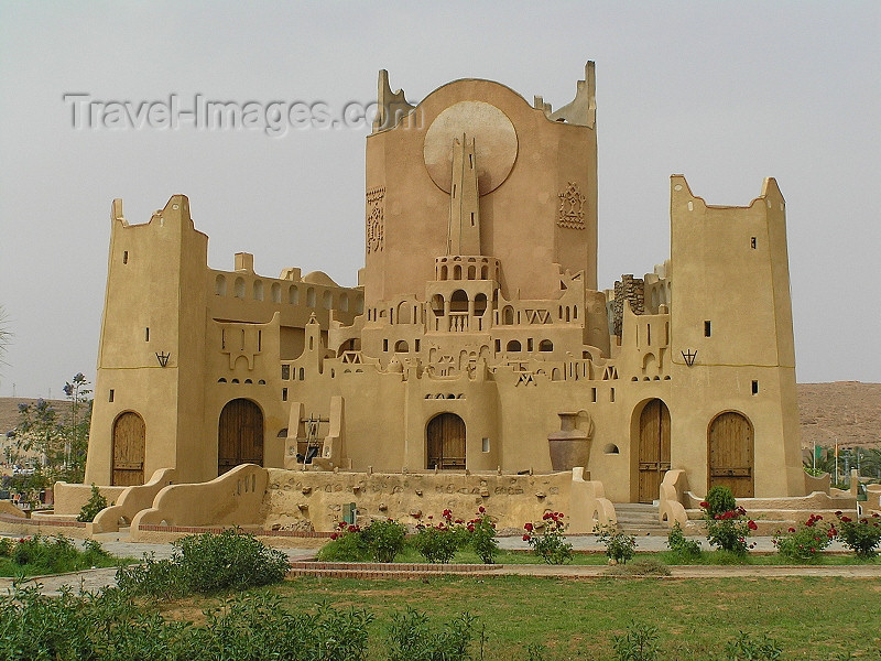 algeria90: Algeria / Algerie - M'zab - Ghardaïa wilaya: unusual architecture an the entrance to Ghardaia - photo by J.Kaman - architecture peu commune à l'entrée de Ghardaia - (c) Travel-Images.com - Stock Photography agency - Image Bank