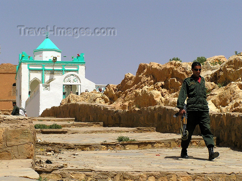 algeria96: Algérie / Algerie - Laghouat - Laghouat wilaya: Tomb of holy man - Sidi Muhammad Ben Abdelqadir - photo by J.Kaman - tombeau d'homme saint - (c) Travel-Images.com - Stock Photography agency - Image Bank