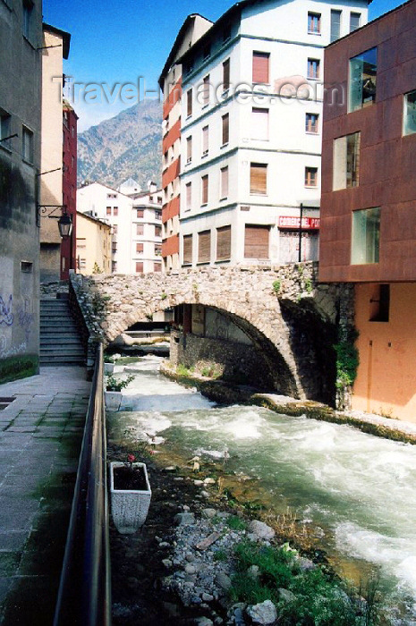 andorra12: Andorra - Escaldes-Engordany: medieval bridge over the East Envalira river - Riu Envalira d'Orient - Carrer d'Engordany - photo by M.Torres - (c) Travel-Images.com - Stock Photography agency - Image Bank