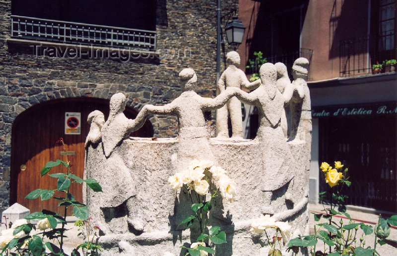 andorra17: Andorra la Vella: dancing - Placeta de Sant Esteve - sculpture 'El Contrapàs' by Sergi Mas - Ball del Contrapàs, part of the Festa Major, a dance always started with the left foot - Barri Antic - photo by M.Torres - (c) Travel-Images.com - Stock Photography agency - Image Bank