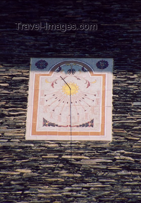 andorra19: Andorra la Vella: sun dial  - just after noon - placeta de Sant Esteve - Rellotge de sol - Barri Antic - photo by M.Torres - (c) Travel-Images.com - Stock Photography agency - Image Bank