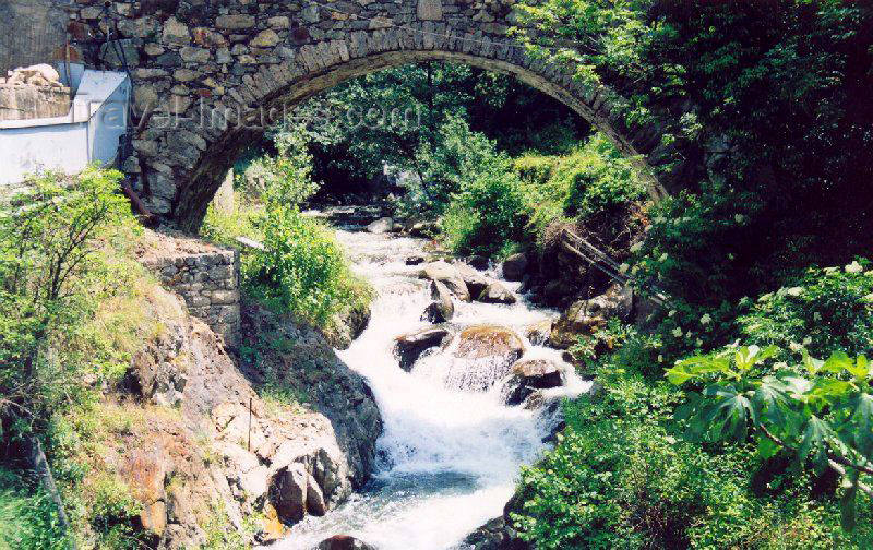 andorra21: Andorra - Escaldes-Engordany: Pont de la Tosca - stone bridge - Riu Madriu - Vaulted arch bridge on Camí d'Engolasters - photo by M.Torres - (c) Travel-Images.com - Stock Photography agency - Image Bank