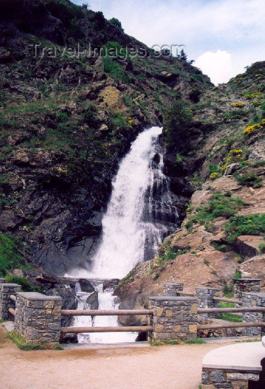 andorra27: Andorra - El Vilar: waterfall - Cascada - Pyrenees (photo by M.Torres) - (c) Travel-Images.com - Stock Photography agency - Image Bank