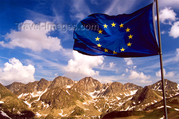 andorra31: Andorra - Port d'Envalira: fatherland / pátria / patrie - European flag and the Pyrenees - European Union flag - photo by M.Torres - (c) Travel-Images.com - Stock Photography agency - Image Bank