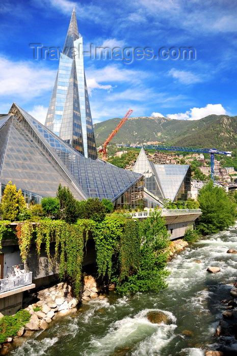 andorra44: Escaldes-Engordany, Andorra: Caldea thermal spa and wellness resort - view from the Eastern Gran Valira River - ivy over the water - Gran Riu Valira d'Orient - Centre Termolúdic Caldea - photo by M.Torres - (c) Travel-Images.com - Stock Photography agency - Image Bank