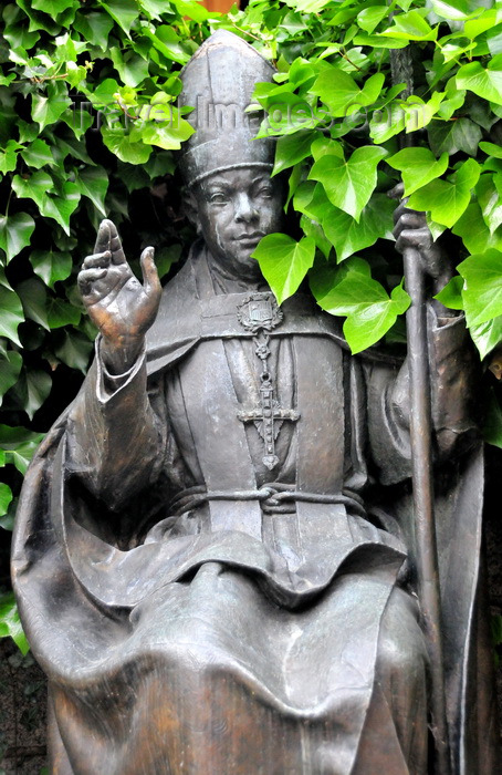 andorra51: Andorra la Vella, Andorra: statue of bishop Juan Benlloch i Vivó - sculptor Josep Viladomat i Massanas - Església de Sant Esteve, Plaça del Princep Benlloch, Historic Quarter - Church of St. Stephen - photo by M.Torres - (c) Travel-Images.com - Stock Photography agency - Image Bank