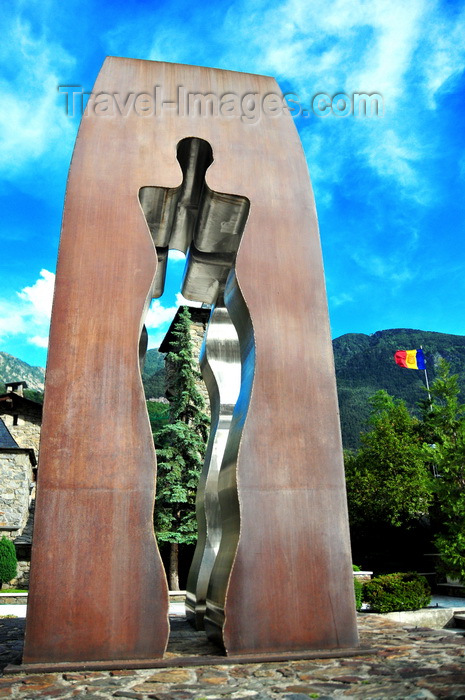 andorra54: Andorra la Vella, Andorra: Tribute to the men and women of Andorra - Homenatge als homes i dones d'Andorra - sculpture by Emili Armengol i Abril - Carrer de la Vall - Inaugurated by Joan Martí Alanís and François Mitterrand - modern sculpture with human silhouettes - photo by M.Torres - (c) Travel-Images.com - Stock Photography agency - Image Bank