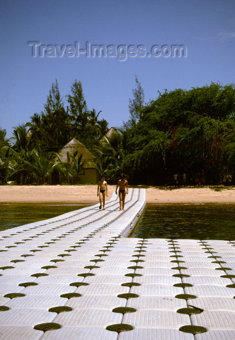 angola10: Angola - Luanda - Mossulo island - Ilha do Mossulo - beach - resort life - praia - images of Africa by F.Rigaud - (c) Travel-Images.com - Stock Photography agency - Image Bank