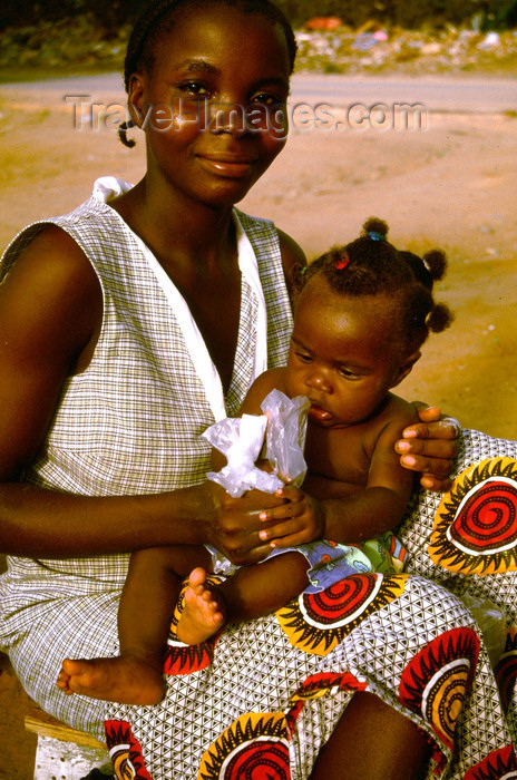 angola11: Angola - Luanda - Benfica market - woman with toddler - Mercado de Benfica - mãe e filha - images of Africa by F.Rigaud - (c) Travel-Images.com - Stock Photography agency - Image Bank