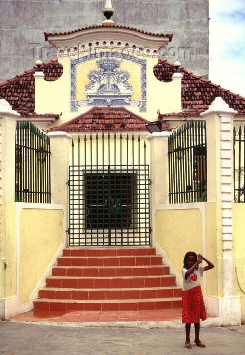 angola13: Angola - Luanda - girl an colonial architecture - menina e arquitectura colonial - images of Africa by F.Rigaud - (c) Travel-Images.com - Stock Photography agency - Image Bank