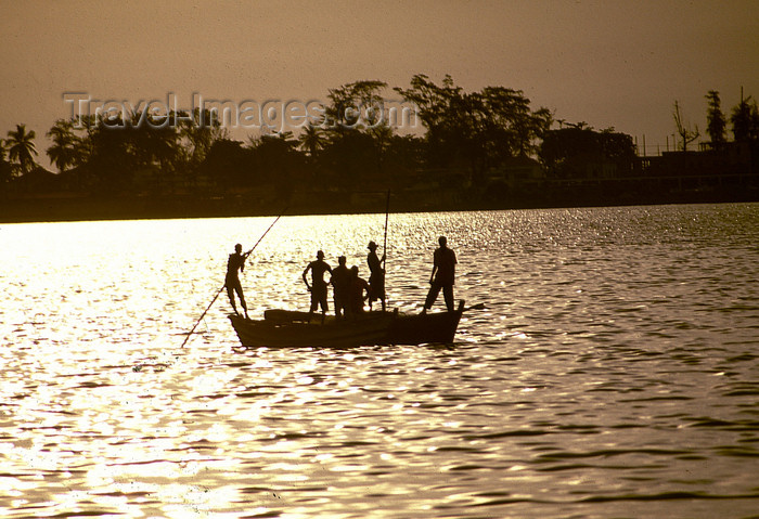 angola23: Angola - Luanda - fishermen in the bay - sunset - pescadores na baía baía de Luanda - images of Africa by F.Rigaud - (c) Travel-Images.com - Stock Photography agency - Image Bank