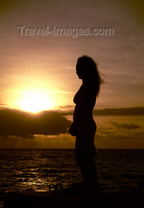 angola28: Angola - Luanda - woman silhouette by the Ocean - silhueta de mulher junto ao Atlântico - images of Africa by F.Rigaud - (c) Travel-Images.com - Stock Photography agency - Image Bank
