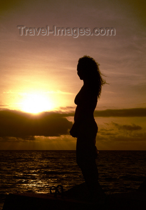 angola28: Angola - Luanda - woman silhouette by the Ocean - silhueta de mulher junto ao Atlântico - images of Africa by F.Rigaud - (c) Travel-Images.com - Stock Photography agency - Image Bank