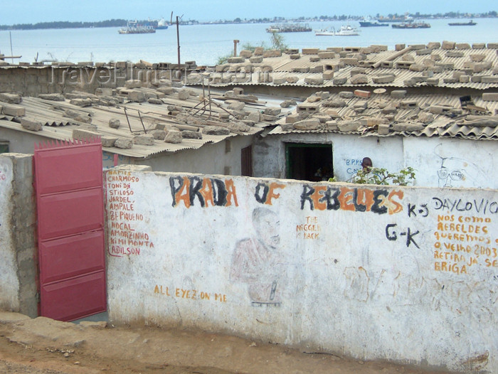 angola3: Angola - Luanda: slum house / casa num bairro de lata - photo by A.Parissis - (c) Travel-Images.com - Stock Photography agency - Image Bank
