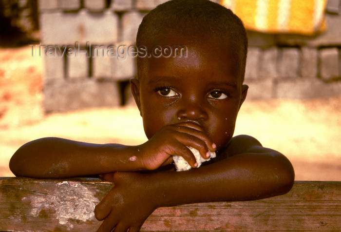 angola32: Angola - Luanda - Luanda Island - child - Ilha de Luanda criança - images of Africa by F.Rigaud - (c) Travel-Images.com - Stock Photography agency - Image Bank
