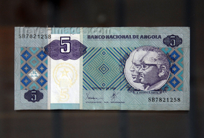 angola37: Angolan kwanza bank note - currency of Angola - Agostinho Neto and José Eduardo dos Santos - 5 kwanzas - photo by M.Torres - (c) Travel-Images.com - Stock Photography agency - Image Bank