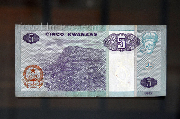 angola38: Angolan kwanza bank note - currency of Angola - Leba mountains / Serra da Leba - 5 kwanzas - photo by M.Torres - (c) Travel-Images.com - Stock Photography agency - Image Bank