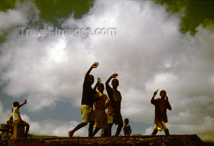 angola9: Angola - Luanda - friendly kids - rapazes a acenar - images of Africa by F.Rigaud - (c) Travel-Images.com - Stock Photography agency - Image Bank