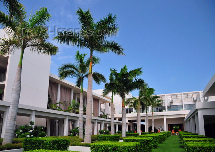 anguilla47: Barnes Bay, West End, Anguilla: court with palm trees - Viceroy Anguilla hotel - photo by M.Torres - (c) Travel-Images.com - Stock Photography agency - Image Bank