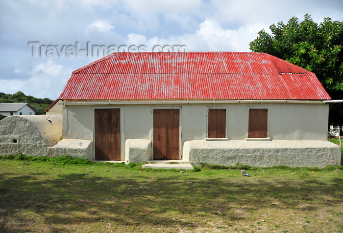 anguilla55: The Valley, Anguilla: old house with cistern - white-washed building with red roof - photo by M.Torres - (c) Travel-Images.com - Stock Photography agency - Image Bank