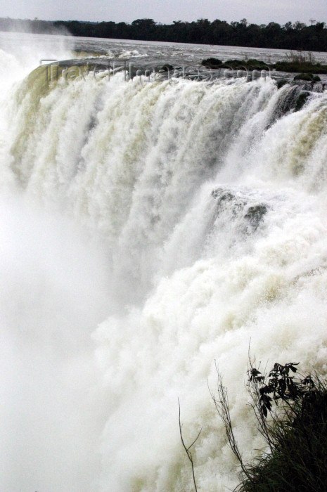 argentina157: Argentina - Iguazu Falls (Misiones province): mighty waters - Unesco world heritage site - cataratas de Iguazu - photo by N.Cabana - (c) Travel-Images.com - Stock Photography agency - Image Bank