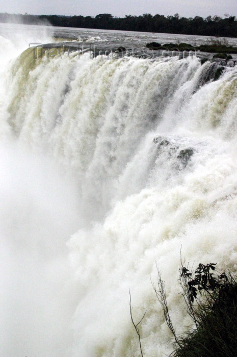argentina157: Argentina - Iguazu Falls (Misiones province): mighty waters - Unesco world heritage site - cataratas de Iguazu - photo by N.Cabana - (c) Travel-Images.com - Stock Photography agency - Image Bank