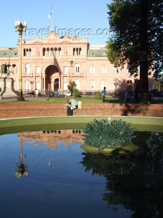 argentina352: Argentina - Buenos Aires - Reading the news at Plaza de Mayo and the Casa Rosada - images of South America by M.Bergsma - (c) Travel-Images.com - Stock Photography agency - Image Bank