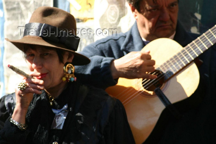 argentina63: Argentina - Buenos Aires: smoking Tangueraand muscian - San Telmo - Sunday at Plaza Dorrego (photo by N.Cabana) - (c) Travel-Images.com - Stock Photography agency - Image Bank