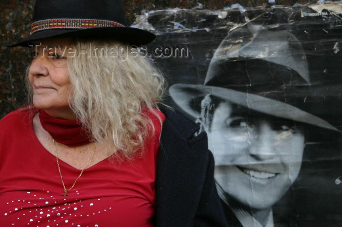 argentina64: Argentina - Buenos Aires: Tanguera with Gardel Portrait - San Telmo - Sunday at Plaza Dorrego (photo by N.Cabana) - (c) Travel-Images.com - Stock Photography agency - Image Bank