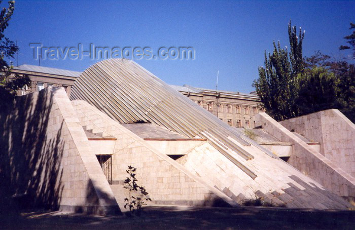armenia10: Armenia -  Yerevan: Yeridasartagan metro station (photo by M.Torres) - (c) Travel-Images.com - Stock Photography agency - Image Bank