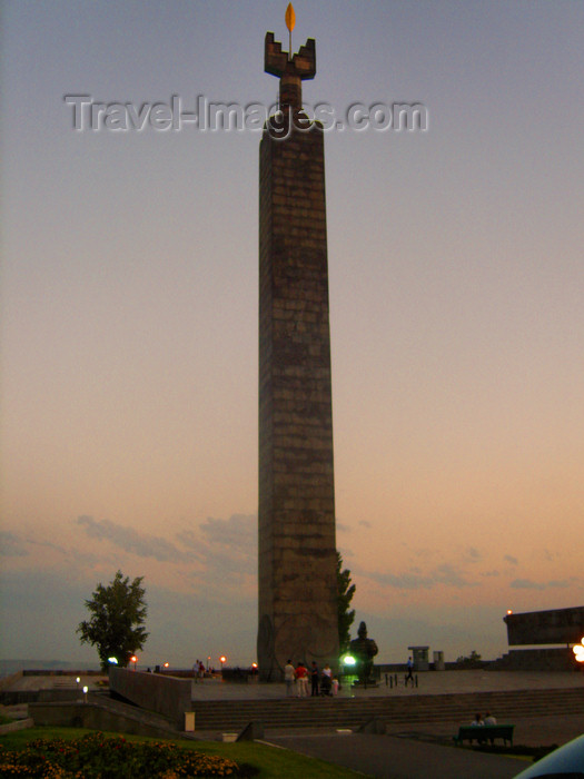 armenia123: Armenia - Yerevan: monument above the cascade with a leaf on the top - photo by S.Hovakimyan - (c) Travel-Images.com - Stock Photography agency - Image Bank