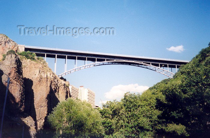 armenia43: Armenia - Jermuk, Vayots Dzor province / marz: under the bridge - photo by M.Torres - (c) Travel-Images.com - Stock Photography agency - Image Bank