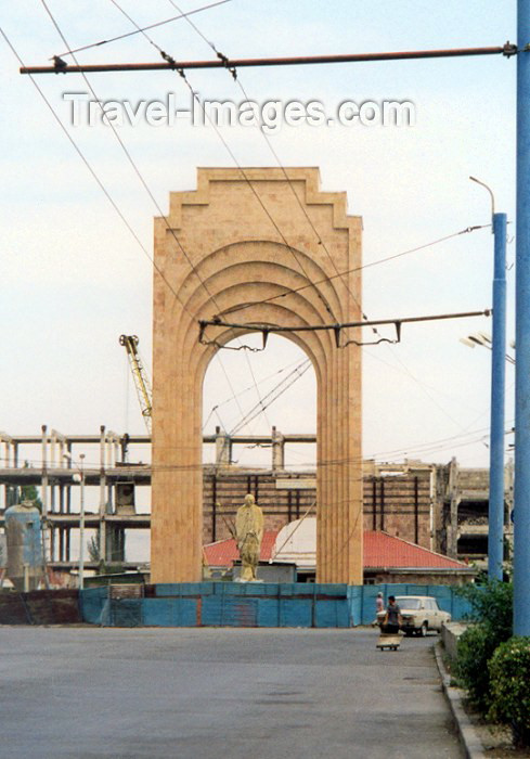 armenia47: Armenia - Gyumri: under the arch (photo by M.Torres) - (c) Travel-Images.com - Stock Photography agency - Image Bank