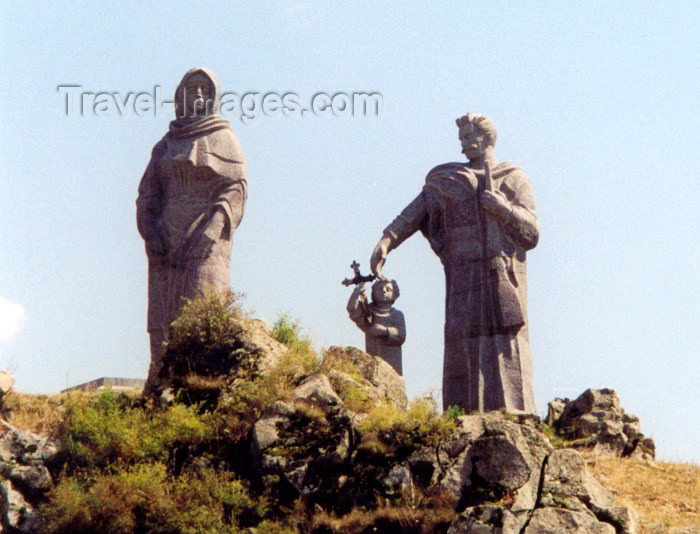 armenia63: Armenia - Tzovazard: family walk - large statues - photo by M.Torres - (c) Travel-Images.com - Stock Photography agency - Image Bank