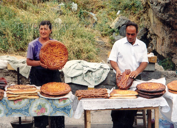 armenia70: Armenia - Gueghardavank, Kotayk province: delicatessen - Gata - Armenian sweet bread with the word 'Geghard' (photo by M.Torres) - (c) Travel-Images.com - Stock Photography agency - Image Bank