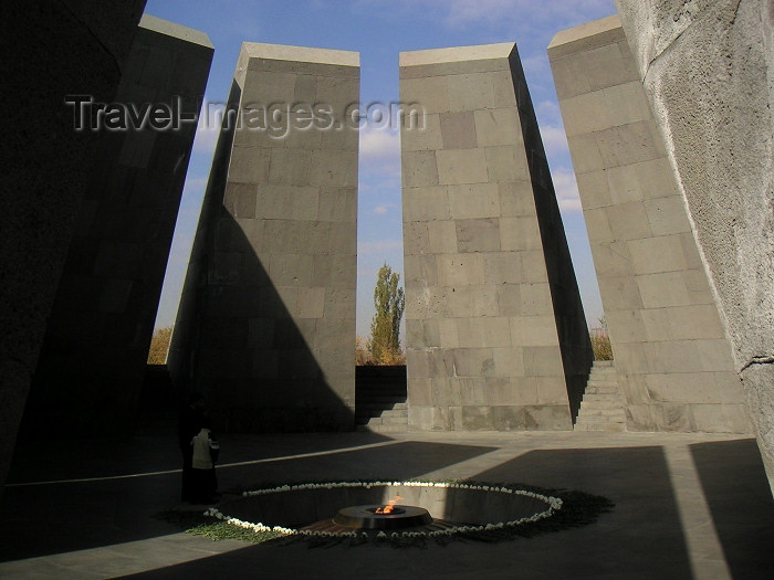 armenia73: Armenia - Yerevan / Erevan: Armenian Genocide memorial - eternal flame burns for the victims of the Ottomans - Armenian Holocaust - Völkermord an den Armeniern - Génocide arménien - Ermeni soykirimi iddialari (photo by Austin Kilroy) - (c) Travel-Images.com - Stock Photography agency - Image Bank