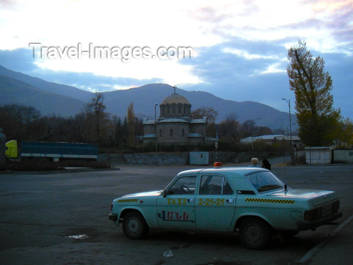 armenia78: Armenia - Vanadzor / Kirovakan (Lori marz / province) - northern Armenia: evening - taxi - church (photo by Austin Kilroy) - (c) Travel-Images.com - Stock Photography agency - Image Bank