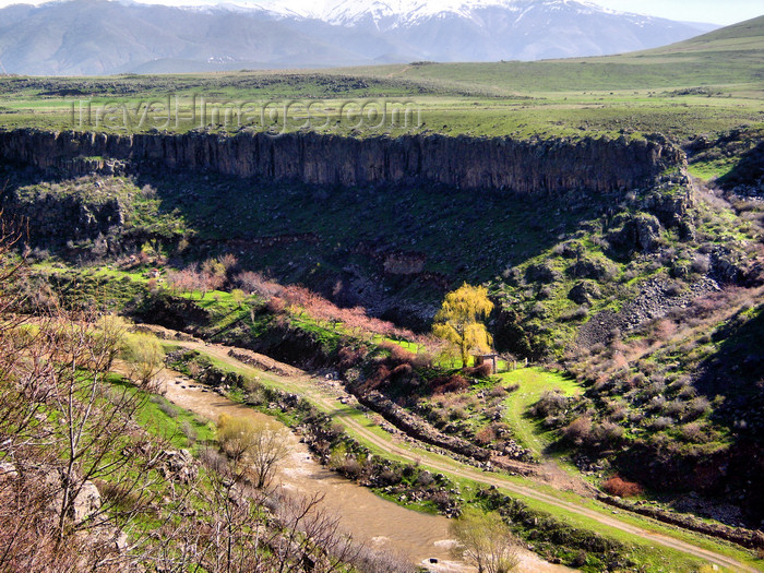 armenia84: Armenia - Lusakert / Arpavar, Ararat province: cliffs - canyon of the Hrazdan river - photo by S.Hovakimyan - (c) Travel-Images.com - Stock Photography agency - Image Bank