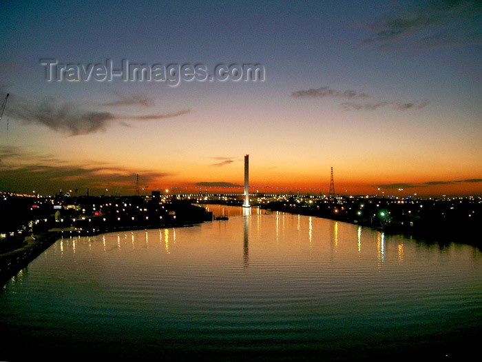 australia149: Australia - Melbourne (Victoria): Sunset on the Yarra River and Victoria Harbour - Bolte Bridge - photo by Luca Dal Bo - (c) Travel-Images.com - Stock Photography agency - Image Bank