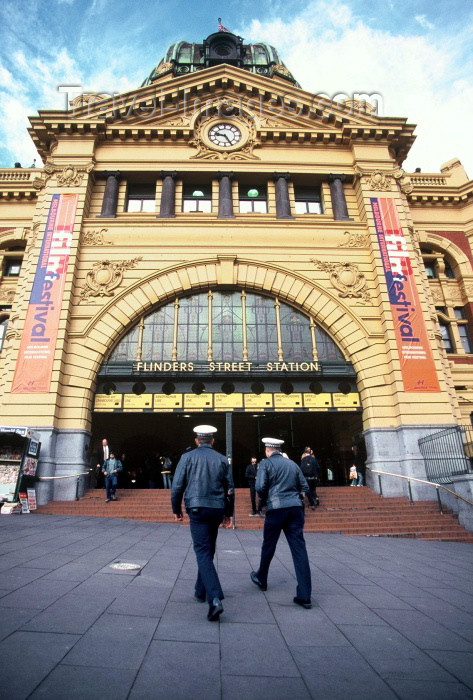 australia215: Australia - Melbourne (Victoria): Flinders street station - policemen - photo by Picture Tasmania/Steve Lovegrove - (c) Travel-Images.com - Stock Photography agency - Image Bank