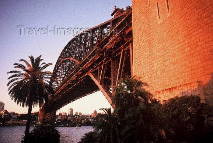 australia26: Australia - Sydney (NSW): Harbour Bridge - near one of the pillars  (photo by  Picture Tasmania/Steve Lovegrove) - (c) Travel-Images.com - Stock Photography agency - Image Bank