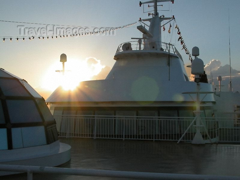 australia32: Australia - Sydney / SYD / RSE / LBH - New South Wales: sunrise on board (photo by Tim Fielding) - (c) Travel-Images.com - Stock Photography agency - Image Bank